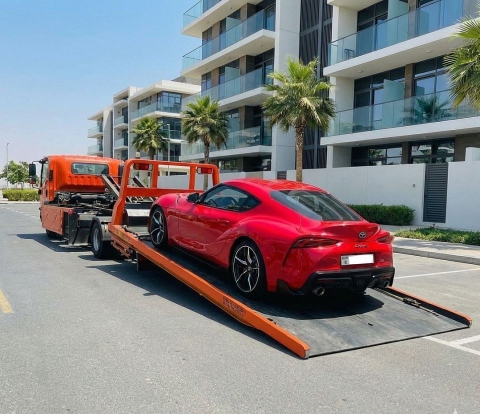 صورة السطحة وهي نازلة بالأرض: خدمة سطحة فل داون نازلة بالكامل لتحميل السيارات المنخفضة في الدرعية.