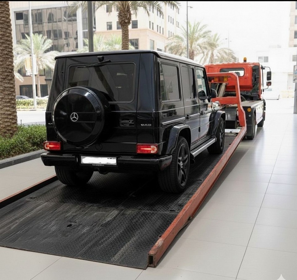 صورة سيارة جيب أو فارهة: نقل سيارات فارهة وجيوب باستخدام سطحة هيدروليك حديثة في حي حطين.