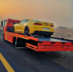 سطحة هيدروليك متطورة لنقل سيارات كمارو الرياضية الحديثة في شمال الرياض بحي الملقا وحطين.