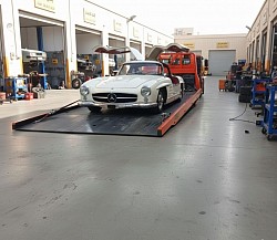 سطحة هيدروليك نزول كامل تحمل سيارة مارسيدس كلاسيكية في الملقا