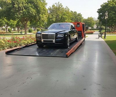 سطحة هيدروليك نزول كامل في العمارية تحمل سيارة روز لويس الفاخرة